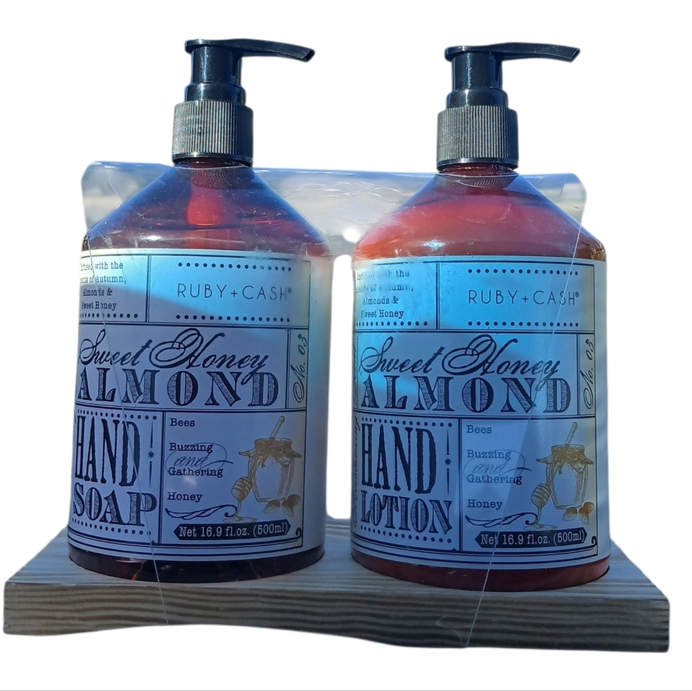 Gift Set Bees Buzzing Gathering Honey Hand Soap and Lotion Set NWT